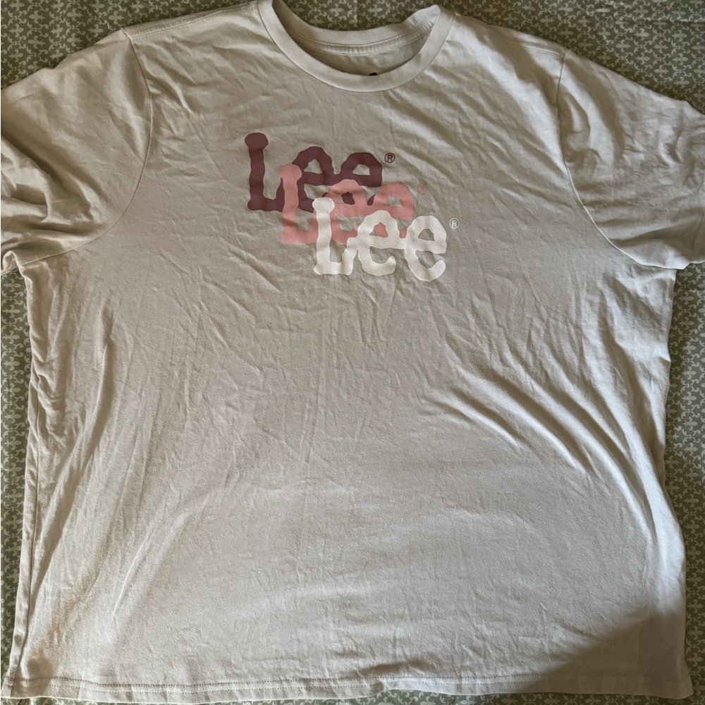 Lee Short-Sleeve Graphic Tee in Light Beige with Pink and White Logo
